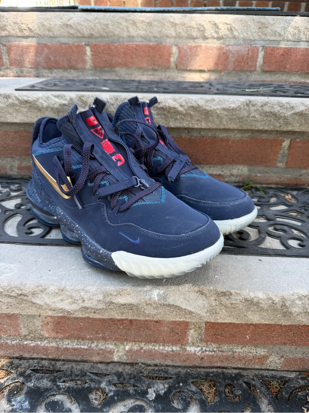 Nike Men’s LeBron 16 low Titan Agimat - Picture 3 of 4